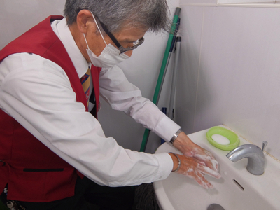 乗務員には始業時、終業時、営業中、休憩も含め、こまめな手洗いうがいを指導徹底して行っています。