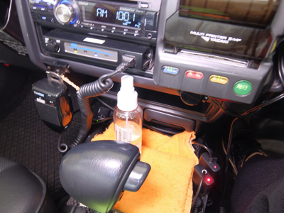 車内にはアルコール消毒液を常備し、乗務員はもちろんお客様が手指消毒を希望される場合はご利用いただいています。